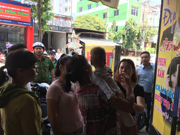 Vợ chồng con trai đi làm, hai bà cháu kẹt trong thang máy nhà riêng - Ảnh 3. Vợ chồng con trai đi làm, hai bà cháu kẹt trong thang máy nhà riêng - Ảnh 3.