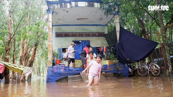 Gác lại dọn dẹp, lo đồng phục mới cho trẻ vùng ngập - Ảnh 1. Gác lại dọn dẹp, lo đồng phục mới cho trẻ vùng ngập - Ảnh 1.