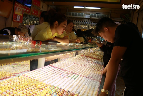 Giá vàng bật tăng mạnh, vượt 42 triệu đồng/lượng - Ảnh 1. Giá vàng bật tăng mạnh, vượt 42 triệu đồng/lượng - Ảnh 1.
