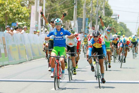 16 cuarơ không về đích ở chặng 2 Cuộc đua xe đạp ĐBSCL 2019 - Ảnh 2. 16 cuarơ không về đích ở chặng 2 Cuộc đua xe đạp ĐBSCL 2019 - Ảnh 2.