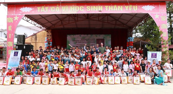 Nữ tỷ phú Việt trò chuyện cùng đoàn học sinh trường hoàng gia Anh - Ảnh 4. Nữ tỷ phú Việt trò chuyện cùng đoàn học sinh trường hoàng gia Anh - Ảnh 4.