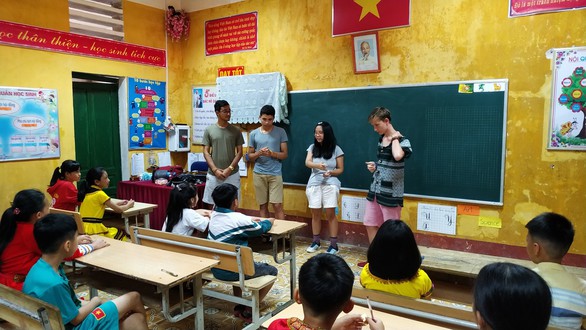 Nữ tỷ phú Việt trò chuyện cùng đoàn học sinh trường hoàng gia Anh - Ảnh 3. Nữ tỷ phú Việt trò chuyện cùng đoàn học sinh trường hoàng gia Anh - Ảnh 3.