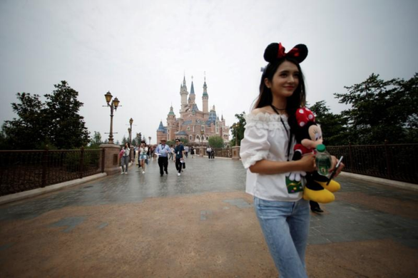 Công viên Disney ở Thượng Hải bị kiện vì cấm khách mang đồ ăn - Ảnh 1. Công viên Disney ở Thượng Hải bị kiện vì cấm khách mang đồ ăn - Ảnh 1.