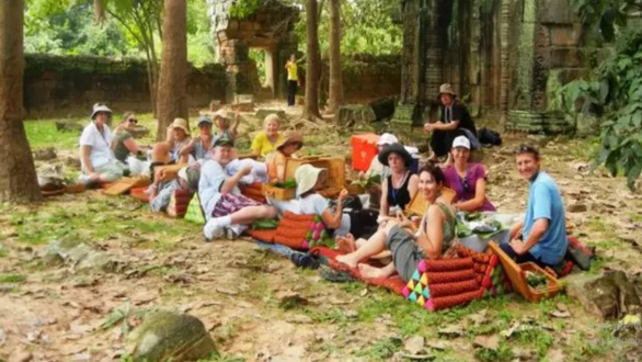 Campuchia cấm ăn uống trong khu đền Angkor Wat - Ảnh 1.