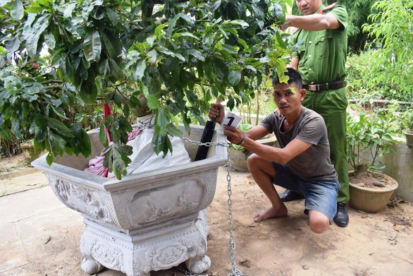Bắt bị can có lệnh truy nã dùng mã tấu chống trả công an - Ảnh 1. Bắt bị can có lệnh truy nã dùng mã tấu chống trả công an - Ảnh 1.