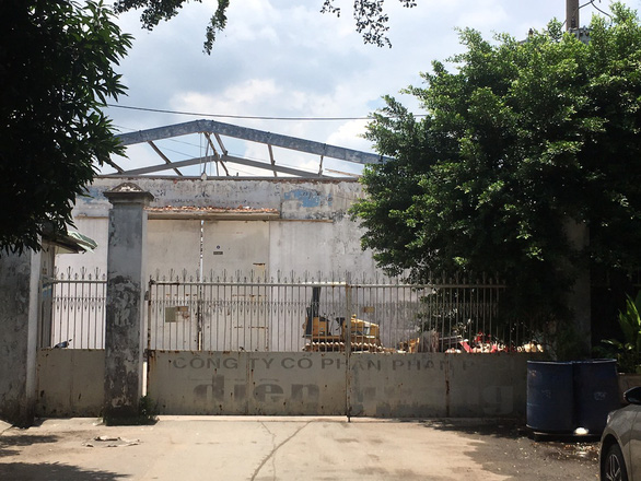 Tránh nắng chỗ nhà xưởng đang tháo dỡ, 2 người bị tường sập đè chết - Ảnh 3. Tránh nắng chỗ nhà xưởng đang tháo dỡ, 2 người bị tường sập đè chết - Ảnh 3.