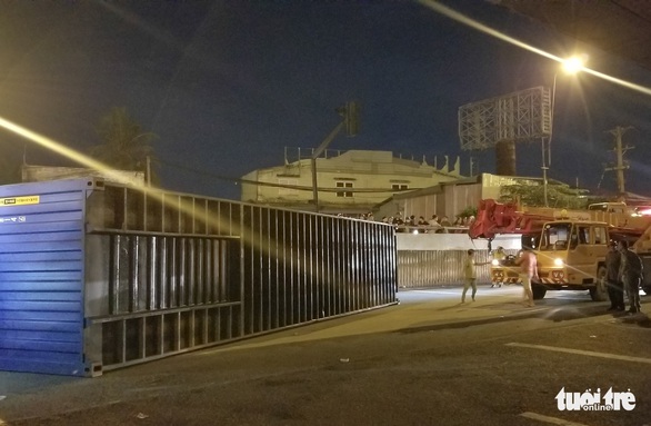 Thùng container rớt ở gầm cầu vượt Linh Xuân, nhiều người may mắn thoát chết - Ảnh 2. Thùng container rớt ở gầm cầu vượt Linh Xuân, nhiều người may mắn thoát chết - Ảnh 2.