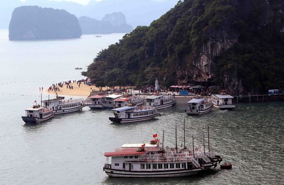 Quảng Ninh ngừng sử dụng sản phẩm nhựa dùng một lần trên vịnh Hạ Long - Ảnh 1. Quảng Ninh ngừng sử dụng sản phẩm nhựa dùng một lần trên vịnh Hạ Long - Ảnh 1.