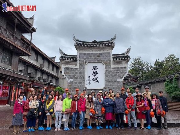 Tour Phượng Hoàng cổ trấn ngày vàng giá sốc chỉ 11,9 triệu đồng - Ảnh 1. Tour Phượng Hoàng cổ trấn ngày vàng giá sốc chỉ 11,9 triệu đồng - Ảnh 1.