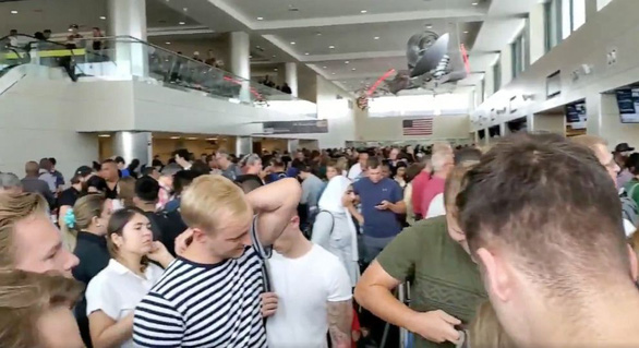 Trục trặc máy tính, hàng ngàn khách kẹt lại tại các sân bay Mỹ - Ảnh 1.