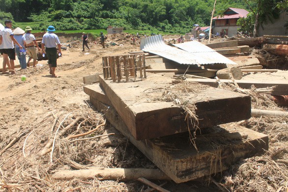 Sa has greatly hurt, that big trees in the upper stream hit people's homes - Фото 3. Sa has greatly hurt, that big trees in the upper stream hit people's homes - Фото 3.