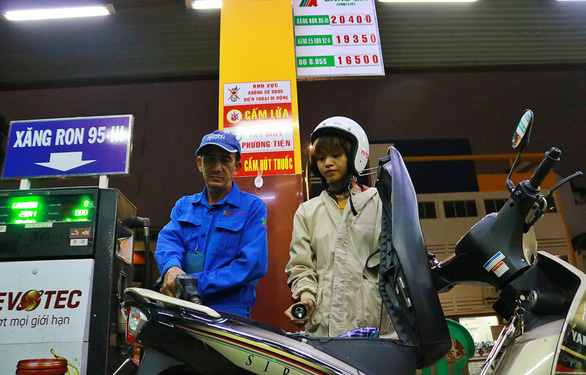 Bỏ quỹ bình ổn xăng dầu, doanh nghiệp rất vui! - Ảnh 1. Bỏ quỹ bình ổn xăng dầu, doanh nghiệp rất vui! - Ảnh 1.