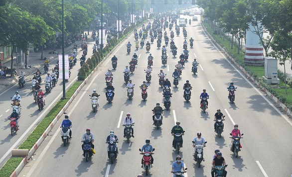 Hàng ngàn, hàng vạn xe máy vẫn cứ tràn vào làn đường ôtô - Ảnh 1. Hàng ngàn, hàng vạn xe máy vẫn cứ tràn vào làn đường ôtô - Ảnh 1.