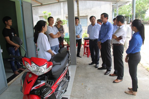 Cô bé mồ côi mẹ giữa mùa Vu lan được hỗ trợ xe máy, học bổng - Ảnh 1. Cô bé mồ côi mẹ giữa mùa Vu lan được hỗ trợ xe máy, học bổng - Ảnh 1.