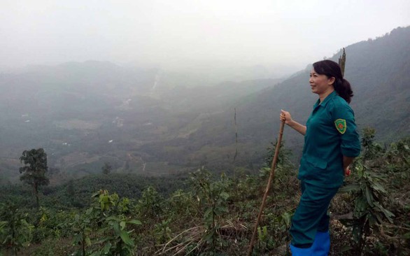 Nữ bí thư đi cuốc đất với dân - Ảnh 1. Nữ bí thư đi cuốc đất với dân - Ảnh 1.