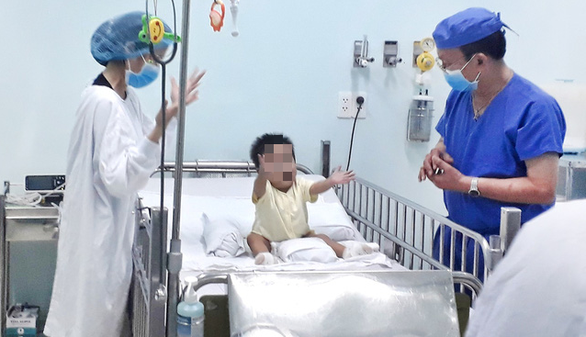 Ông nội hiến gan để cứu cháu trai từng sinh non 3 tháng - Ảnh 1. Ông nội hiến gan để cứu cháu trai từng sinh non 3 tháng - Ảnh 1.