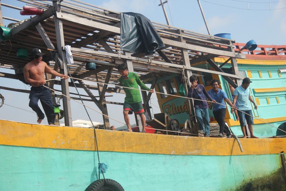 Ngư dân Việt Nam kể chuyện cứu 22 thuyền viên Philippines bị tàu Trung Quốc đâm - Ảnh 5. Ngư dân Việt Nam kể chuyện cứu 22 thuyền viên Philippines bị tàu Trung Quốc đâm - Ảnh 5.