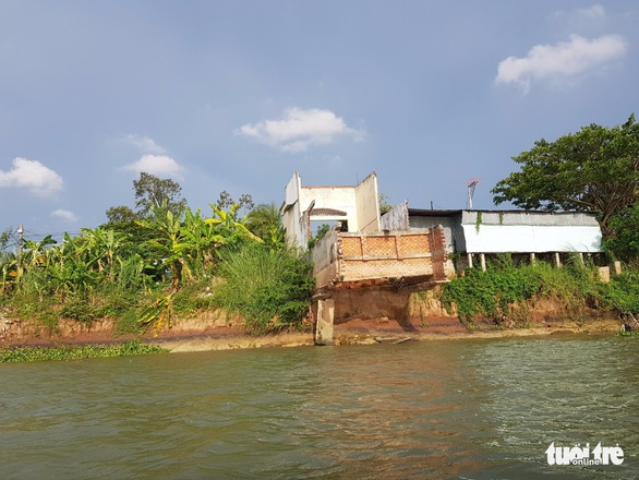 Hà bá lại đe dọa tỉnh lộ 953, An Giang ban bố tình huống khẩn cấp - Ảnh 1. Hà bá lại đe dọa tỉnh lộ 953, An Giang ban bố tình huống khẩn cấp - Ảnh 1.