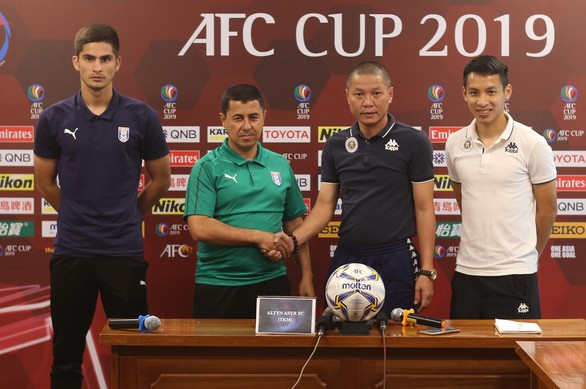 HLV và cầu thủ CLB Altyn Asyr nói: Văn Quyết hay nhất Hà Nội FC - Ảnh 1. HLV và cầu thủ CLB Altyn Asyr nói: Văn Quyết hay nhất Hà Nội FC - Ảnh 1.