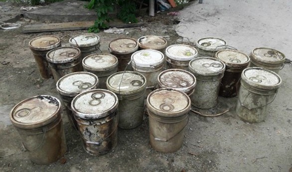Phát hiện 27 thùng chứa chất lạ đặt dưới kênh thủy nông - Ảnh 1. Phát hiện 27 thùng chứa chất lạ đặt dưới kênh thủy nông - Ảnh 1.