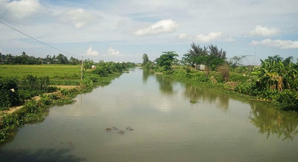 Phát hiện 27 thùng chứa chất lạ đặt dưới kênh thủy nông - Ảnh 2. Phát hiện 27 thùng chứa chất lạ đặt dưới kênh thủy nông - Ảnh 2.