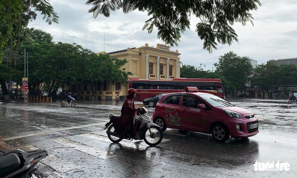 Hàng chục ngàn hộ dân đi trú ẩn trước khi bão số 3 đổ bộ - Ảnh 4. Hàng chục ngàn hộ dân đi trú ẩn trước khi bão số 3 đổ bộ - Ảnh 4.