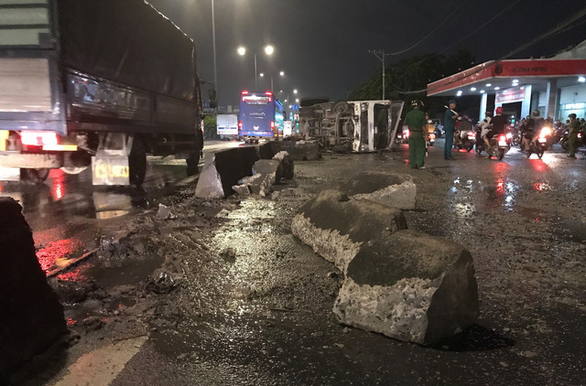 Xe tải lật đè xe máy ở quận 12, thanh niên nhảy khỏi xe thoát chết - Ảnh 1. Xe tải lật đè xe máy ở quận 12, thanh niên nhảy khỏi xe thoát chết - Ảnh 1.