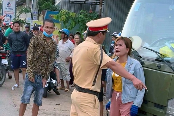 Đã vi phạm giao thông còn kẹp cổ, quật ngã CSGT - Ảnh 1. Đã vi phạm giao thông còn kẹp cổ, quật ngã CSGT - Ảnh 1.
