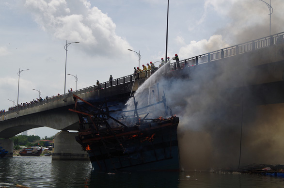 Tạm dừng qua lại cầu Trà Bồng sau vụ cháy tàu câu mực - Ảnh 1.