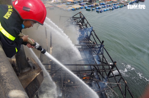 Phun cát cũng không cứu được tàu cá chứa quá nhiều dầu - Ảnh 2. Phun cát cũng không cứu được tàu cá chứa quá nhiều dầu - Ảnh 2.