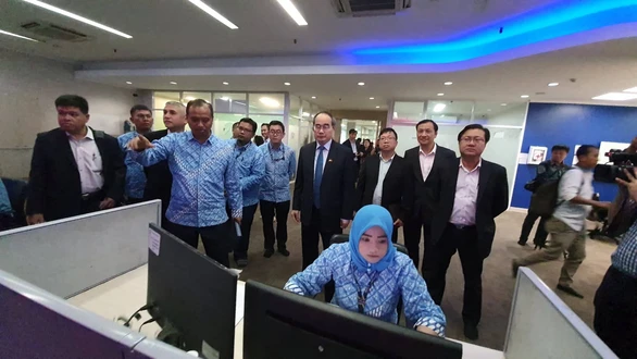 Lãnh đạo TP.HCM tìm hiểu dự án đê chống ngập và xe buýt nhanh Indonesia - Ảnh 4. Lãnh đạo TP.HCM tìm hiểu dự án đê chống ngập và xe buýt nhanh Indonesia - Ảnh 4.