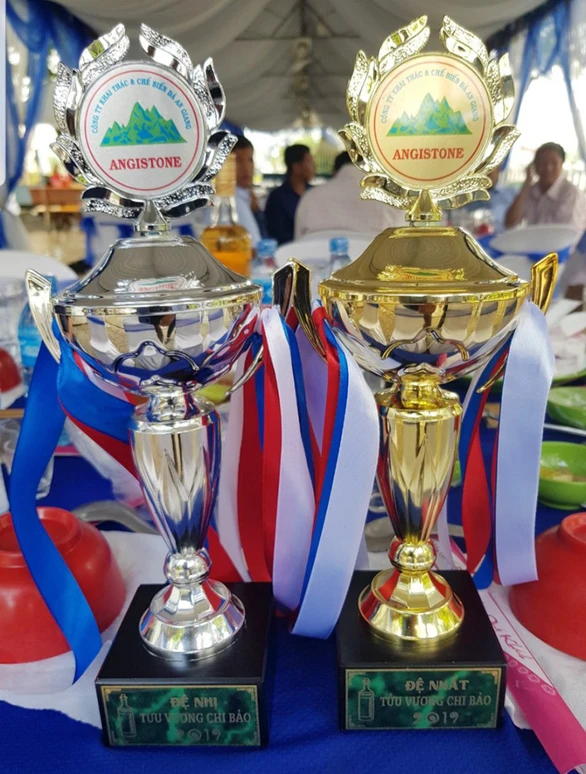 Người lớn thi uống rượu, khoe tiền, học sinh lại là tấm gương - Ảnh 2. Người lớn thi uống rượu, khoe tiền, học sinh lại là tấm gương - Ảnh 2.