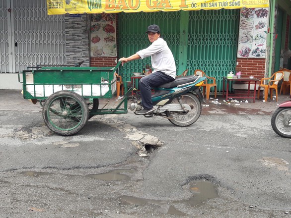 Làm đường nham nhở, người dân phải sống chung với ổ gà - Ảnh 2. Làm đường nham nhở, người dân phải sống chung với ổ gà - Ảnh 2.