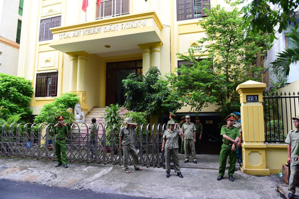 Ông Nguyễn Hữu Linh lại hầu tòa nghi án dâm ô bé gái - Ảnh 1. Ông Nguyễn Hữu Linh lại hầu tòa nghi án dâm ô bé gái - Ảnh 1.