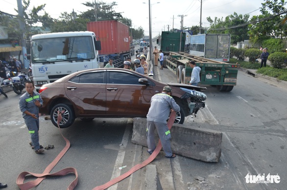 Xe container tông liên hoàn, hướng ra vào cảng Cát Lái tê liệt - Ảnh 1. Xe container tông liên hoàn, hướng ra vào cảng Cát Lái tê liệt - Ảnh 1.