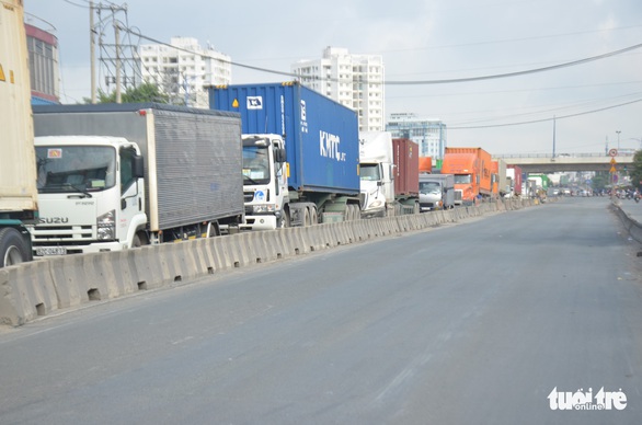 Xe container tông liên hoàn, hướng ra vào cảng Cát Lái tê liệt - Ảnh 2. Xe container tông liên hoàn, hướng ra vào cảng Cát Lái tê liệt - Ảnh 2.