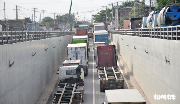 Xe container tông liên hoàn, hướng ra vào cảng Cát Lái tê liệt - Ảnh 3. Xe container tông liên hoàn, hướng ra vào cảng Cát Lái tê liệt - Ảnh 3.