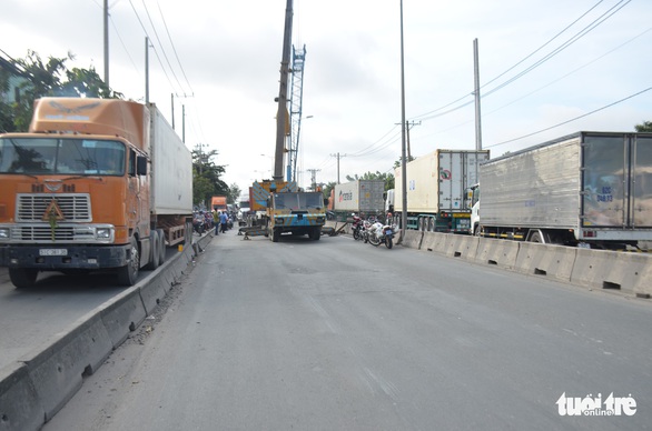 Xe container tông liên hoàn, hướng ra vào cảng Cát Lái tê liệt - Ảnh 4. Xe container tông liên hoàn, hướng ra vào cảng Cát Lái tê liệt - Ảnh 4.