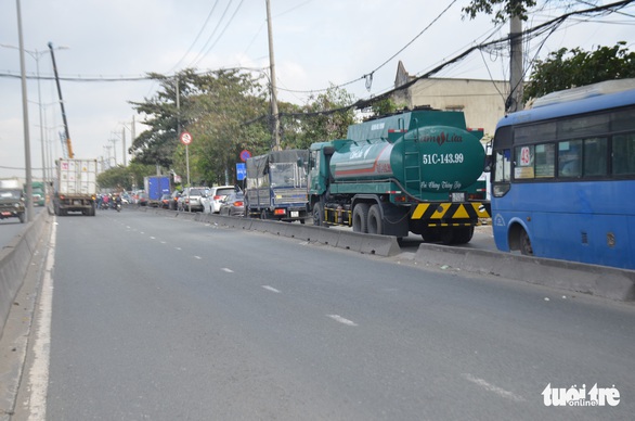 Xe container tông liên hoàn, hướng ra vào cảng Cát Lái tê liệt - Ảnh 5. Xe container tông liên hoàn, hướng ra vào cảng Cát Lái tê liệt - Ảnh 5.