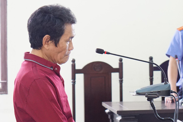 Nựng bé gái 7 tuổi, lãnh 2 năm tù - Ảnh 2. Nựng bé gái 7 tuổi, lãnh 2 năm tù - Ảnh 2.