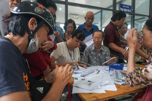 Người dân Hà Nội náo nức đi đăng ký thẻ xe buýt miễn phí - Ảnh 4.