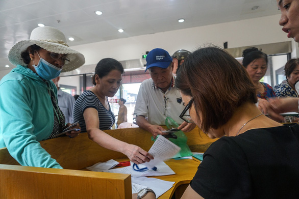 Người dân Hà Nội náo nức đi đăng ký thẻ xe buýt miễn phí - Ảnh 2.