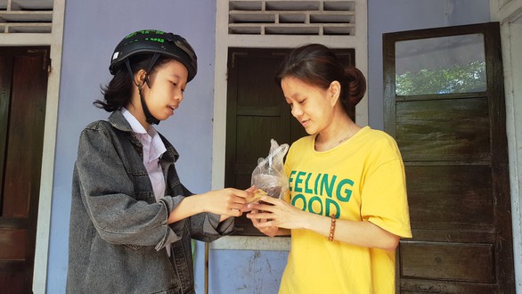 Bán chè, thêu nón mưu sinh, đôi bạn thân cùng vào đại học - Ảnh 2. Bán chè, thêu nón mưu sinh, đôi bạn thân cùng vào đại học - Ảnh 2.