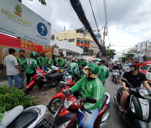 Grab tạm dừng thu thuế 60.000 đồng/ngày của tài xế - Ảnh 3. Grab tạm dừng thu thuế 60.000 đồng/ngày của tài xế - Ảnh 3.