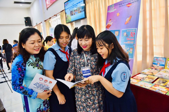 Đọc sách tại trường, cần lắm! - Ảnh 1. Đọc sách tại trường, cần lắm! - Ảnh 1.