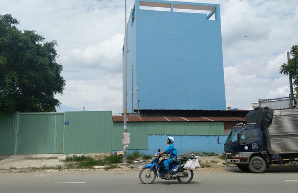 Nhiều công trình vi phạm nằm gần UBND phường - Ảnh 1. Nhiều công trình vi phạm nằm gần UBND phường - Ảnh 1.