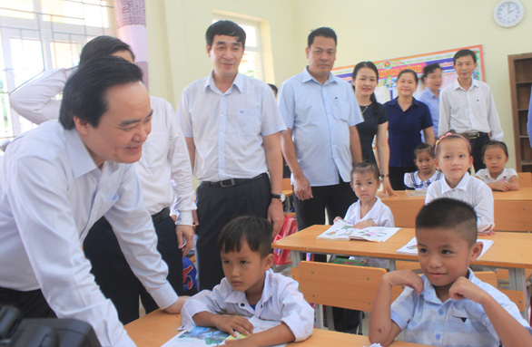 Bộ trưởng Phùng Xuân Nhạ thăm, tặng quà các trường vùng lũ Quan Sơn - Ảnh 3. Bộ trưởng Phùng Xuân Nhạ thăm, tặng quà các trường vùng lũ Quan Sơn - Ảnh 3.