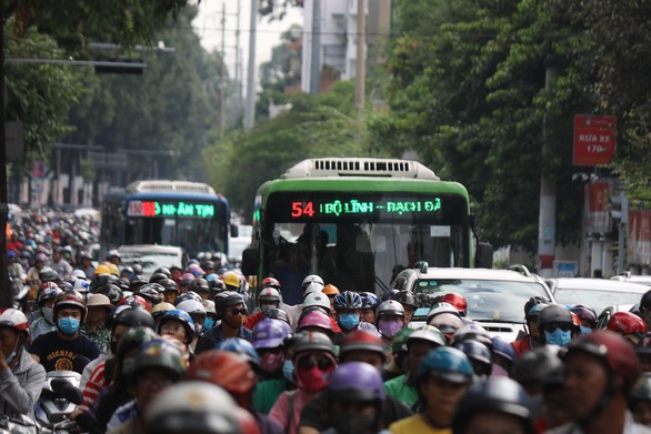 Văn hóa xe buýt: Nói hoài, nói mãi, nói đến bao giờ? - Ảnh 2. Văn hóa xe buýt: Nói hoài, nói mãi, nói đến bao giờ? - Ảnh 2.