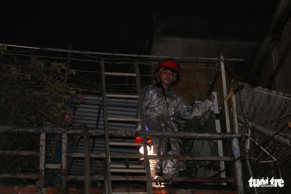Hỏa hoạn ở công ty Rạng Đông được khống chế sau gần 6 tiếng nỗ lực - Ảnh 7. Hỏa hoạn ở công ty Rạng Đông được khống chế sau gần 6 tiếng nỗ lực - Ảnh 7.