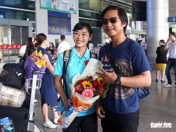 Sân bay Tân Sơn Nhất đìu hiu đón các nữ tuyển thủ tân vô địch Đông Nam Á - Ảnh 4. Sân bay Tân Sơn Nhất đìu hiu đón các nữ tuyển thủ tân vô địch Đông Nam Á - Ảnh 4.